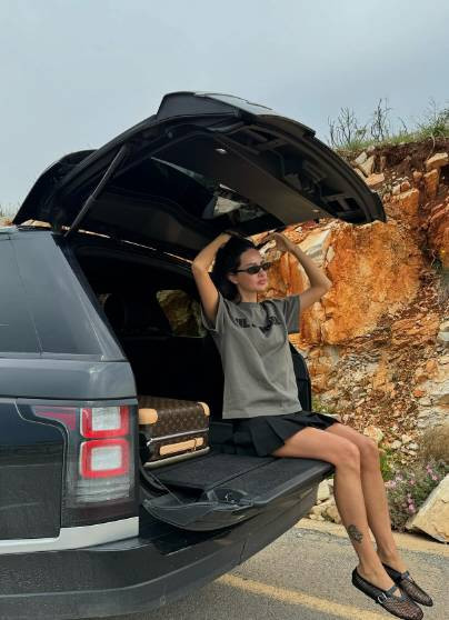 Tuncay Özilhan’ın gelini yol paylaşımı yaptı. Araba sürerken verdiği poz tık rekoru kırdı - Resim: 2